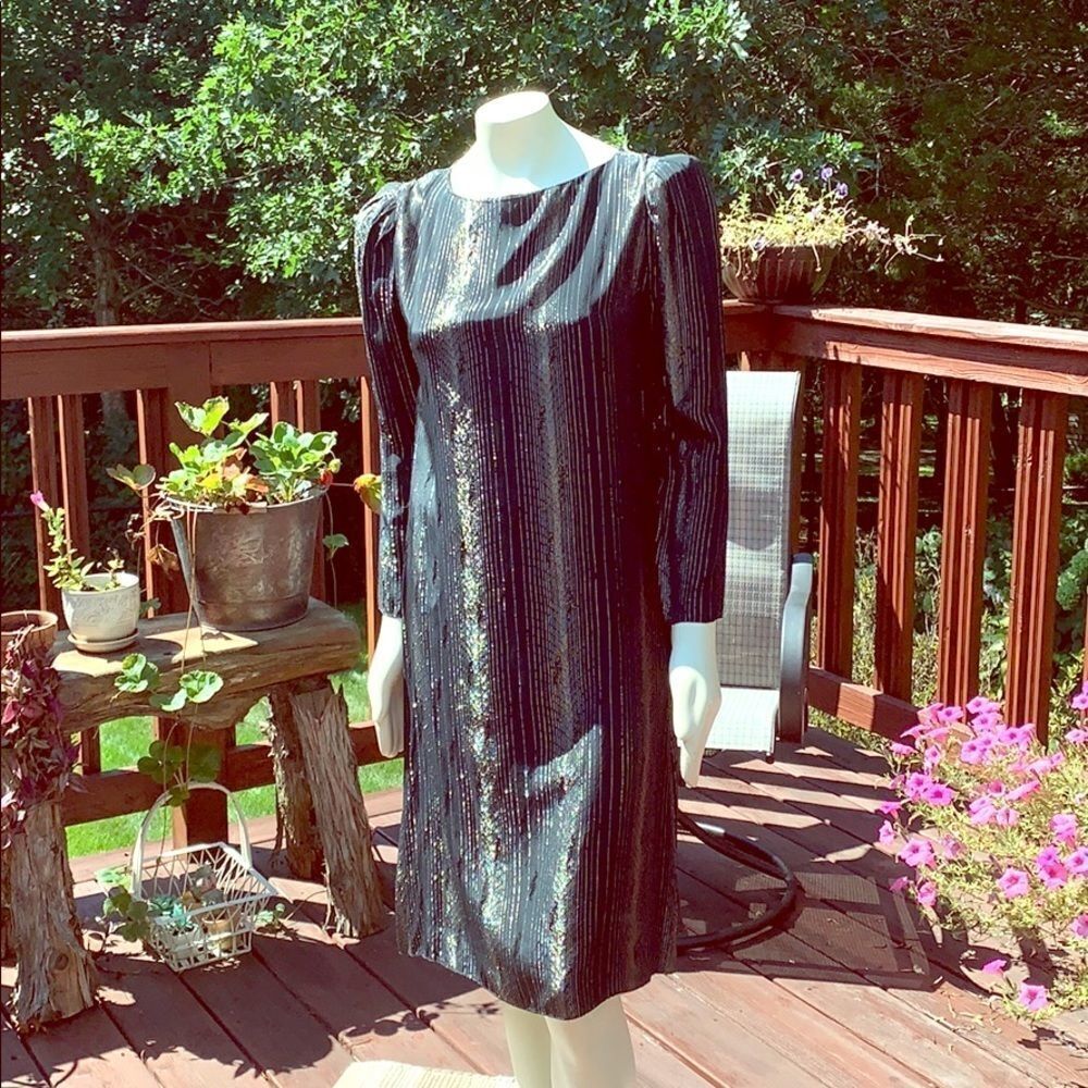 VGT long sleeve metallic gold midi dress. Size medium‎
